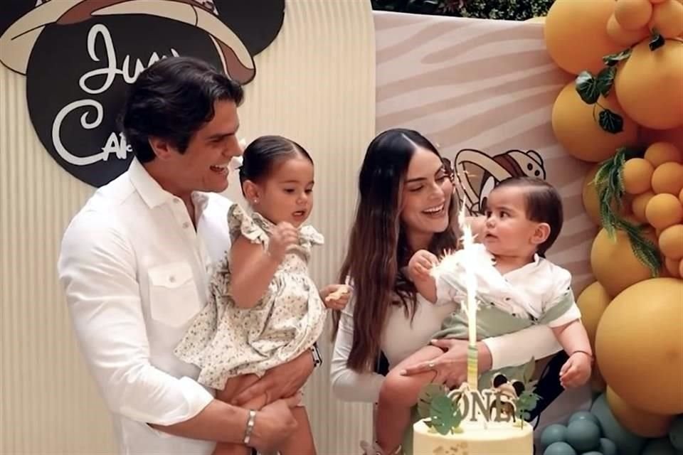 Ximena Navarrete y su esposo Juan Carlos Valladares, tienen dos hijos: Ximena y Juan.