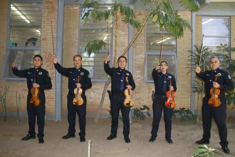 El mariachi está compuesto por personal administrativo y operativo de la Comisaría de Guadalajara.
