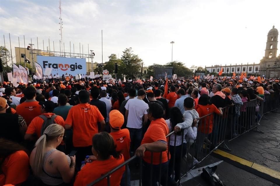 Unas 10 mil personas abarrotaron la Plaza de las Américas.