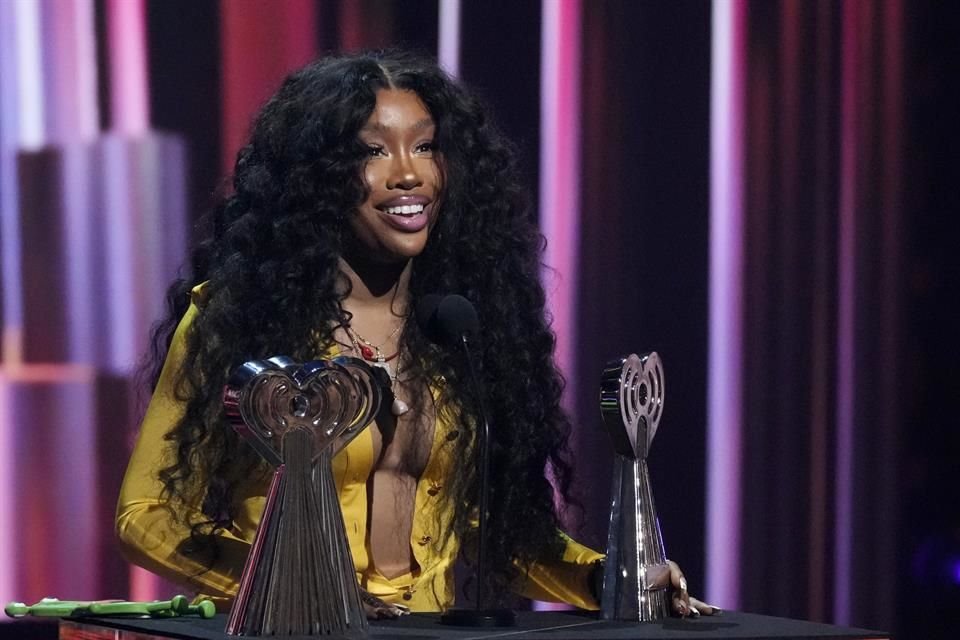 SZA se llevó el premio a Artista del Año.