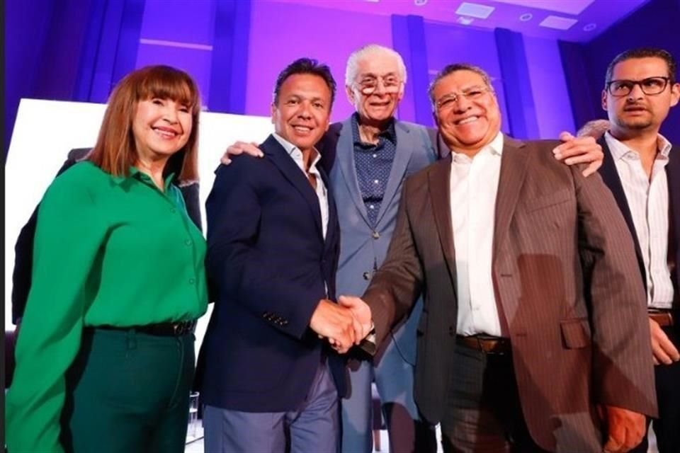 Pablo Lemus, candidato de MC a Gobernador, con expertos en materia de agua.