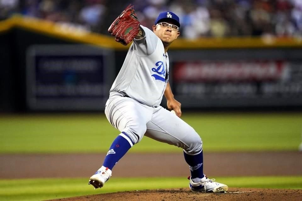 Julio Urías busca un nuevo equipo en las Grandes Ligas.