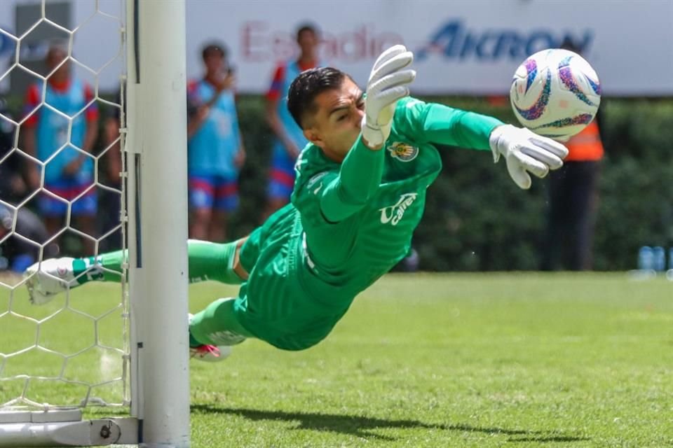 En su primer torneo como titular, el portero Raúl 'Tala' Rangel ha brindado seguridad como guardián de las Chivas.