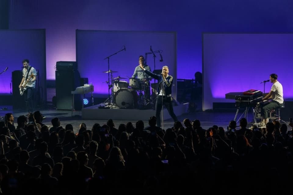 El concierto también fue un espectáculo visual, con los colores de cuatro pantallas de luz en el escenario.