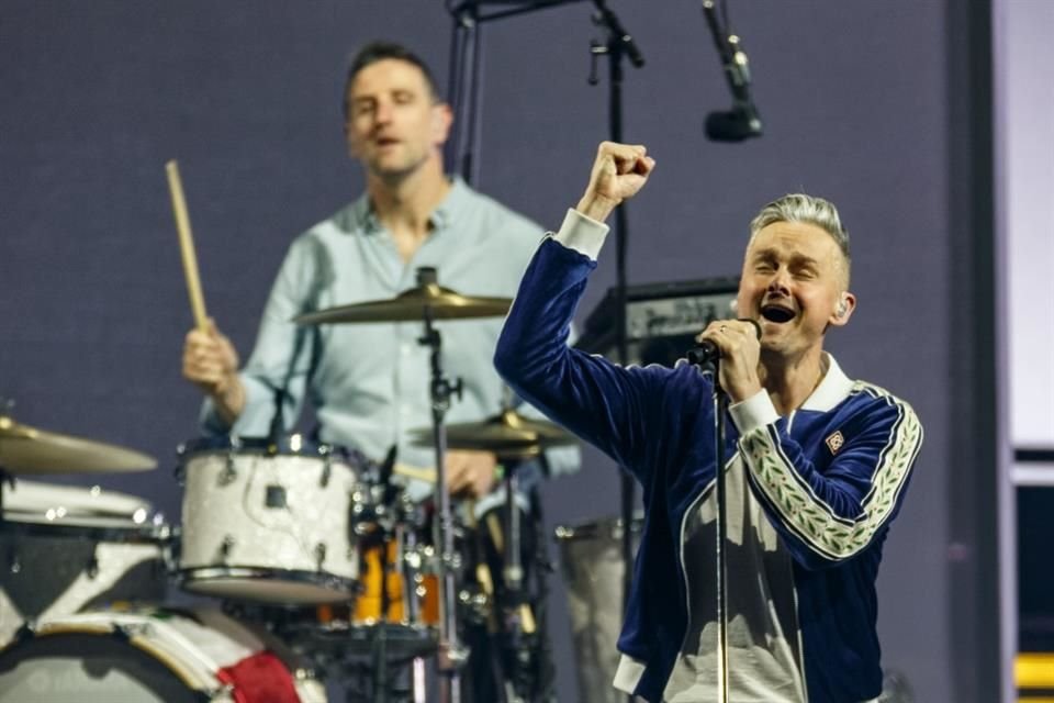 Banda y público se fusionaron en el concierto.