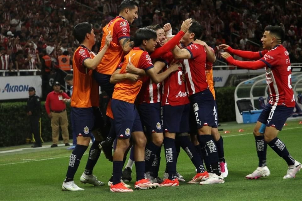 Juego de la jornada 14 entre Chivas y Puebla, realizado en el estadio Akron