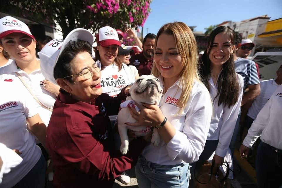 En su recorrido por Puerto Vallarta Delgadillo saludó también a las mascotas de simpatizantes.