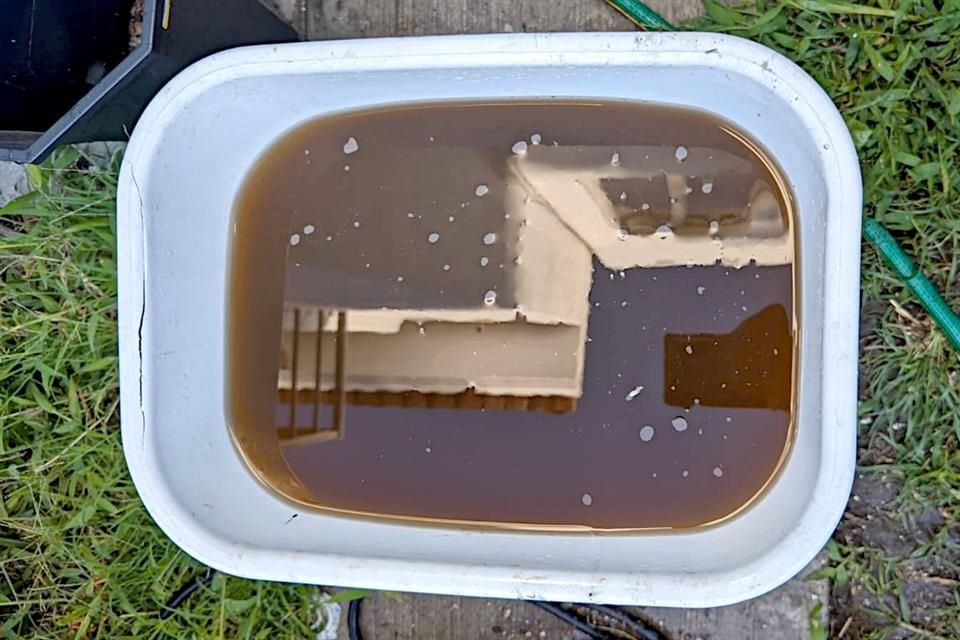 El color turbio en el agua se debe a que las tuberías en la ZMG son viejas.