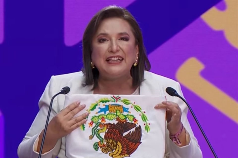 En mensaje final, la candidata de la Oposición, Xóchitl Gálvez, mostró una bandera de México que, dijo, 'no se la quitará a nadie'.