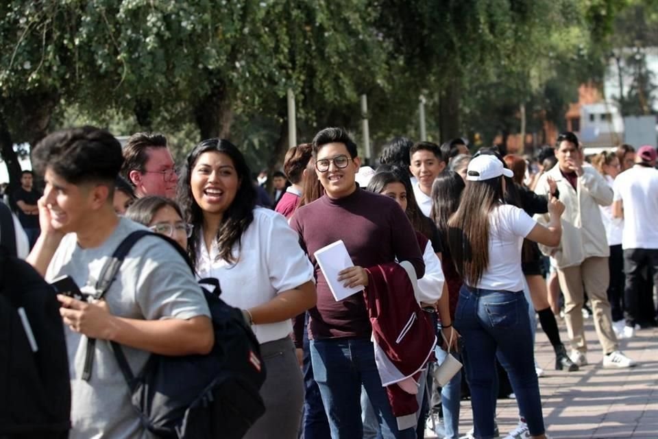 Largas filas de politécnicos esperaban ingresar para ser parte del acontecimiento astronómico que no se volverá a repetir hasta dentro de 28 años.