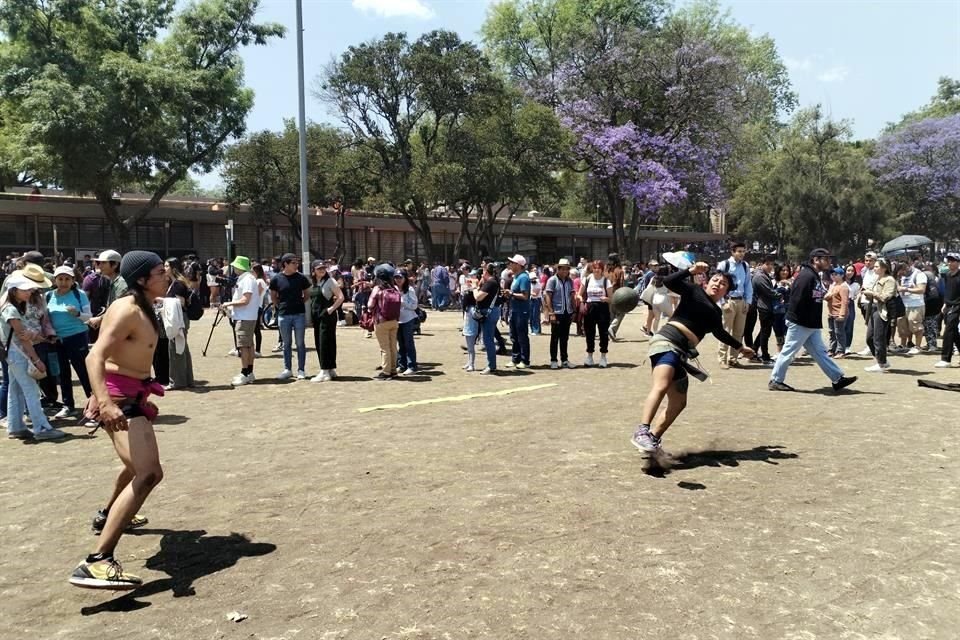 Una vez terminado el eclipse, los ánimos fueron propicios hasta para una cascarita de juego de pelota.