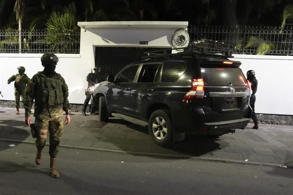 La Policía de Ecuador intenta entrar a la fuerza en la Embajada de México en Quito, Ecuador, el 5 de abril de 2024.