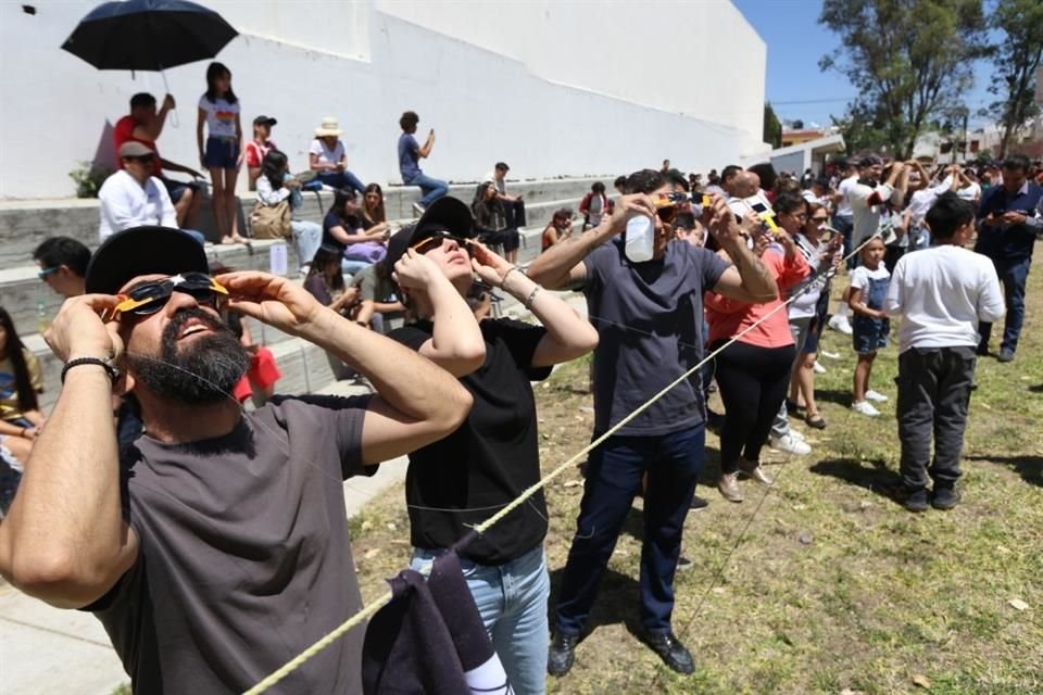 En Guadalajara el Sol se cubrió en un 91 por ciento, y por minutos la Ciudad se paralizó para contemplar el fenómeno, como ocurrió en Lunaria.