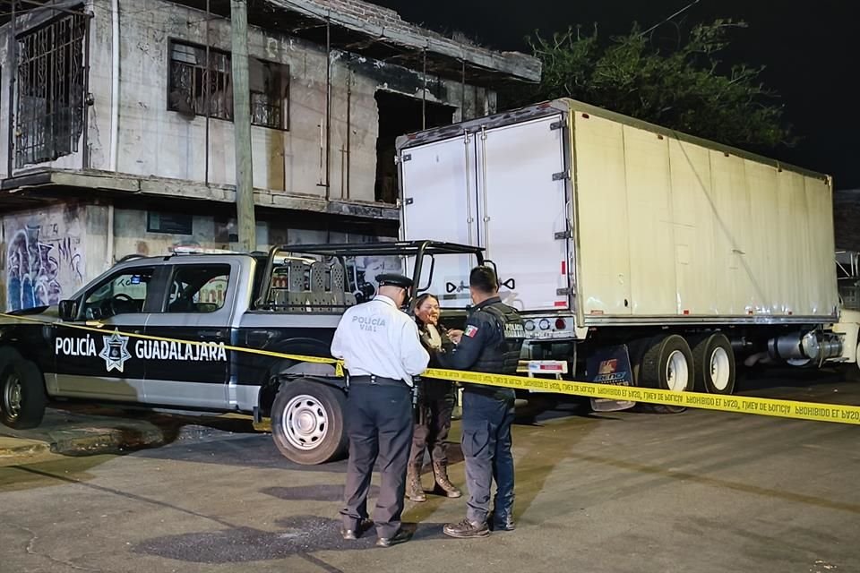 El caso de la persona en situación de calle, sucedió en la Colonia Echeverría en Guadalajara; estaba debajo de automóvil cuando el dueño, llegó y avanzó, hasta darse cuenta que había alguien debajo.