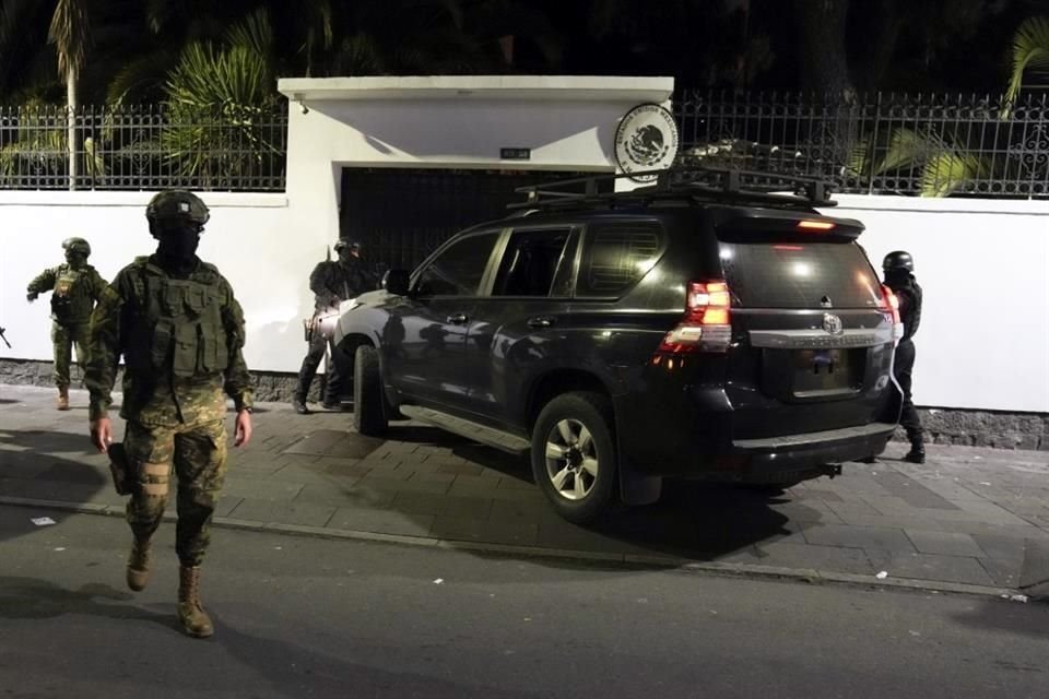 La policía ecuatoriana intenta entrar por la fuerza en la embajada de México en Quito, Ecuador.