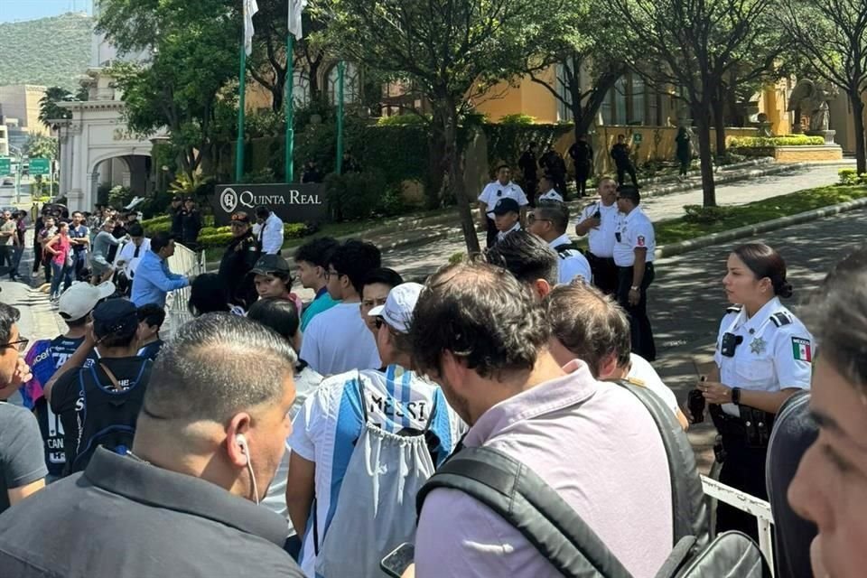 Decenas de personas han acudido al hotel en San Pedro donde concentrará el Inter Miami de Lionel Messi.