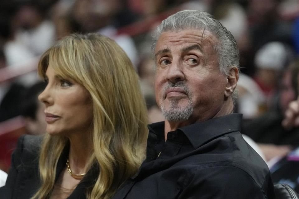 Sylvester Stallone habría insultado a los actores de fondo que habían sido seleccionados por Rose Locke, al considerarlos ajenos al perfil de las escenas.