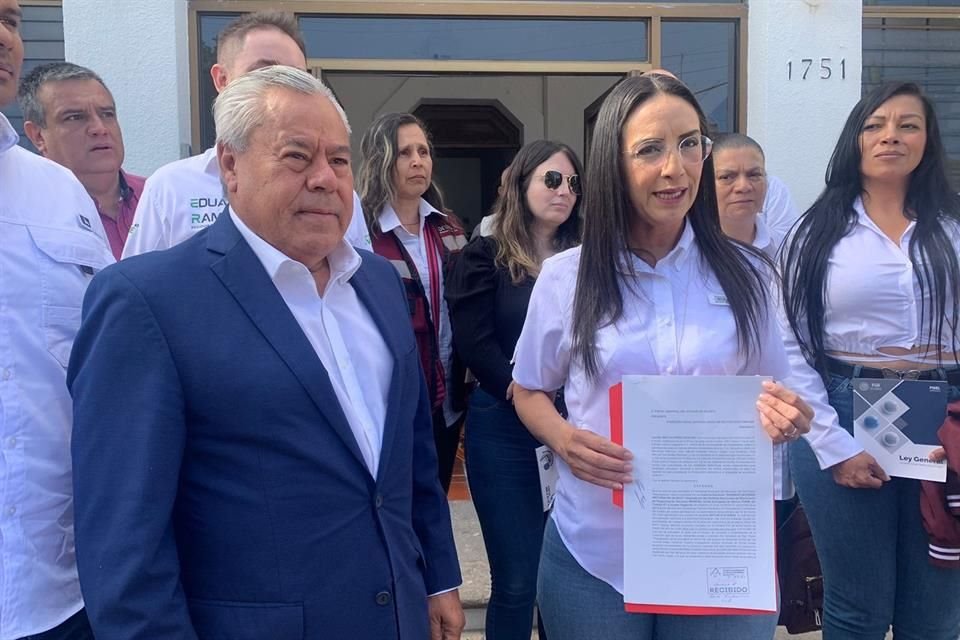 Señala que desde hace días, ciudadanos se han quejado de de que cuando les colocan algún material propagandístico sobre ella, con su autorización, llegan personas a quitarlo sin previo aviso.
