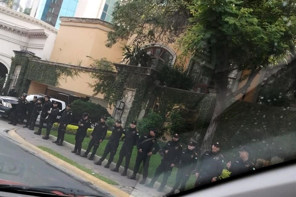 A su llegada al hotel de concentración, Lionel Messi se encontró con un fuerte operativo de seguridad.