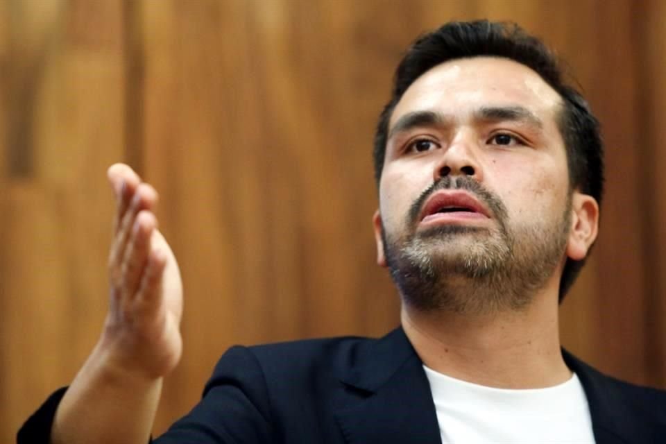 Jorge Álvarez Máynez durante una charla en el Auditorio Salvador Allende, en el Centro Universitario de Guadalajara de la UdeG.