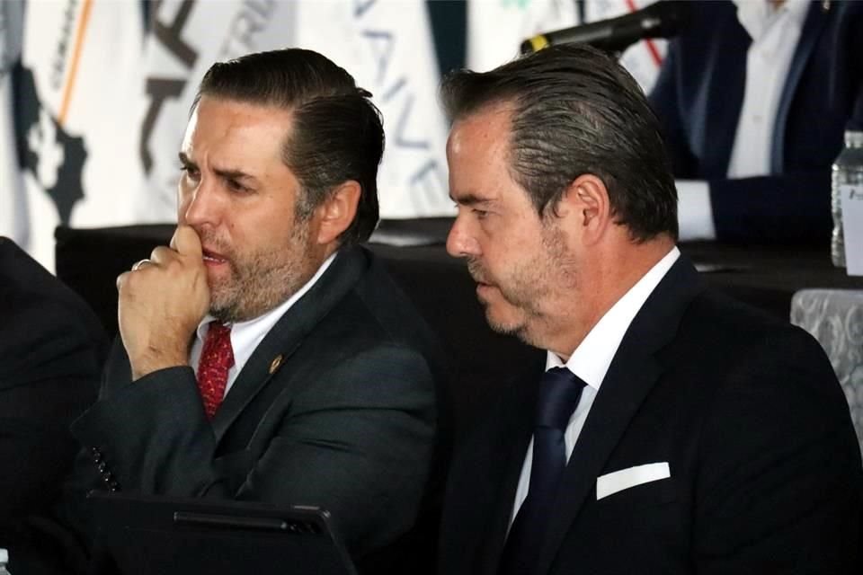 Antonio Lancaster-Jones (izq.), coordinador de Industriales Jalisco, en la firma del Pronunciamiento por la Participación Ciudadana en el Estado.