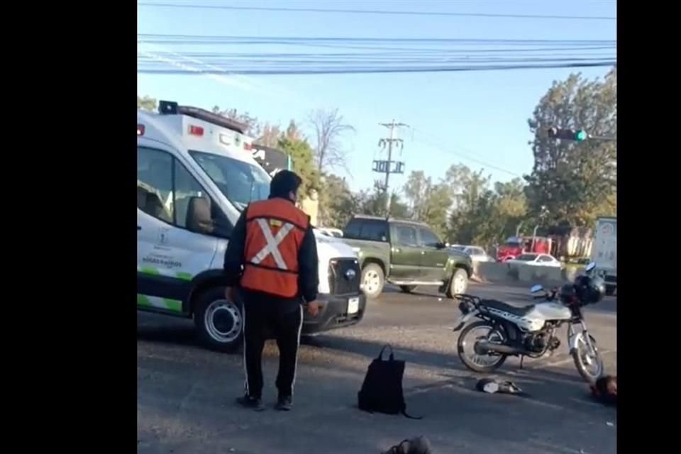 Un choque en Zapopan, entre los ocupantes de una motocicleta y un camión de transporte de personal, dejó como saldo un hombre fallecido y dos más lesionados.