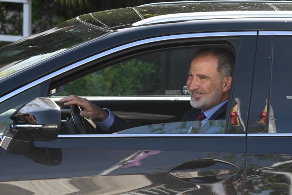 El Rey Felipe VI llegó en su auto a la clínica Ruber en Madrid, donde está siendo atendida su madre.