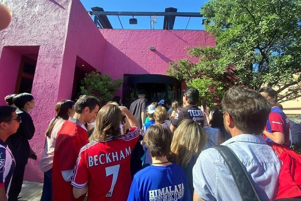 Al exterior también hubo aforo para buscar la histórica foto con Beckham.