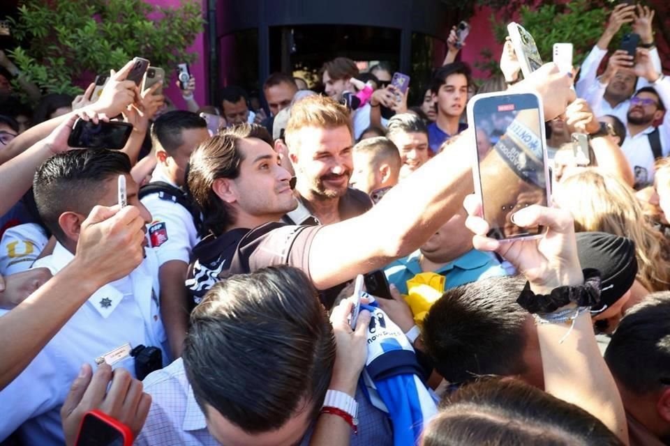El inglés aceptó amablemente fotos mientras caminaba entre los fans.
