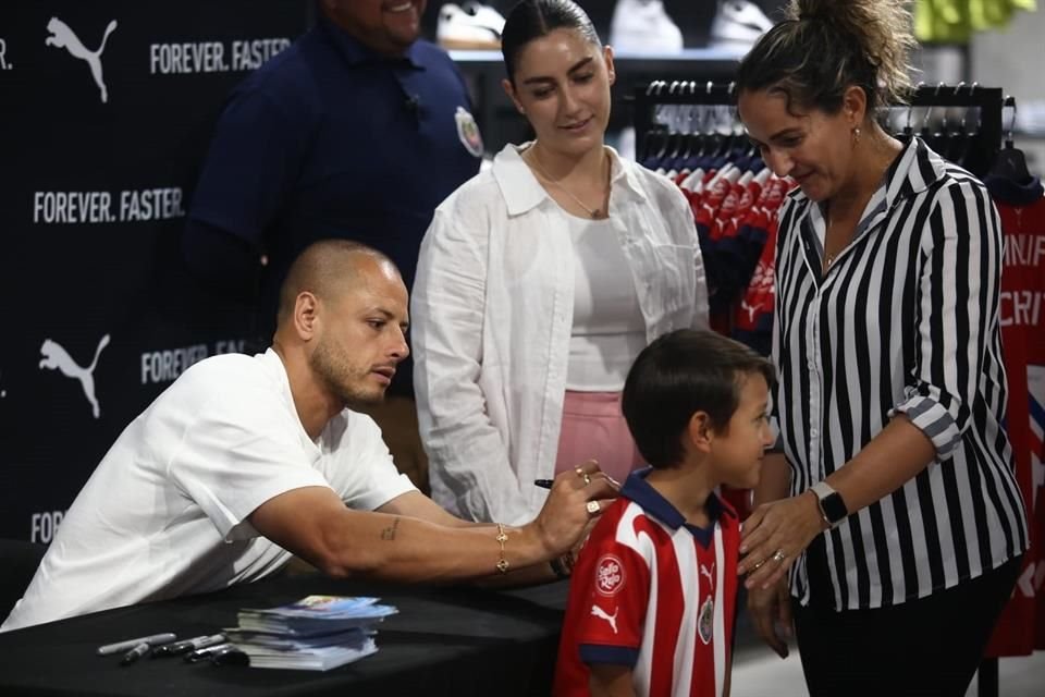 Los niños eran de los más emocionados al saludar al ídolo de El Rebaño.