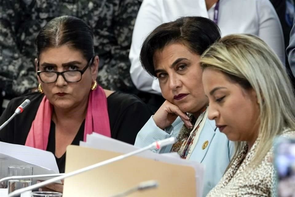 La Ministra del Interior de Ecuador, Mónica Palencia (izq.), también mexicana, rechazó ser una 'traidora a la patria' y responsabilizó a Noboa por el asalto a la Embajada.