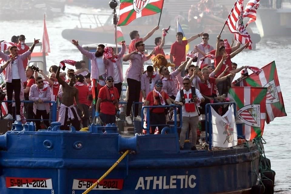 El Athletic celebró en'La Gabarra'.