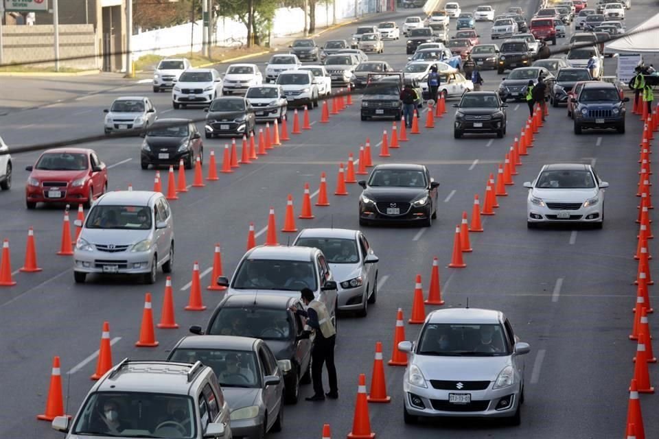 El modulo drive thru en el Estadio Universitario arrancó con 14 líneas, y aunque el dispositivo vial instalado en Manuel L. Barragán ha complicado un poco la vialidad, esto no ha afectado el tráfico.