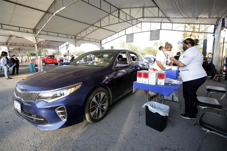 El modulo drive thru en el Estadio Universitario arrancó con 14 líneas, y aunque el dispositivo vial instalado en Manuel L. Barragán ha complicado un poco la vialidad, esto no ha afectado el tráfico.