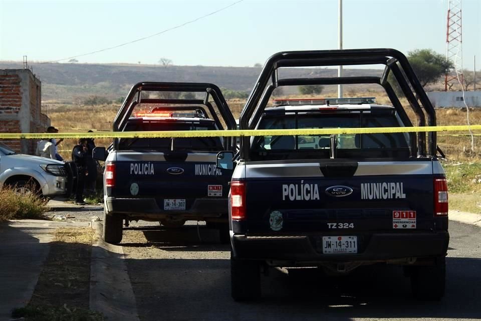 El cadáver de un hombre con un impacto de bala en el tórax fue encontrado en un lote baldío en Tlajomulco.
