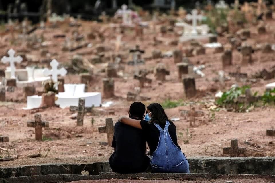 Personas asisten a un funeral de una persona que murió por Covid-19, en Brasil.