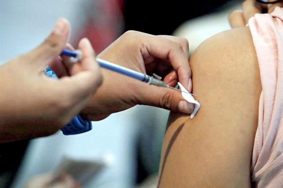 Entre maestros que recibieron en mayo la vacuna CanSino de una dosis ha surgido la inquietud de querer aplicarse otro biológico para estar protegidos.