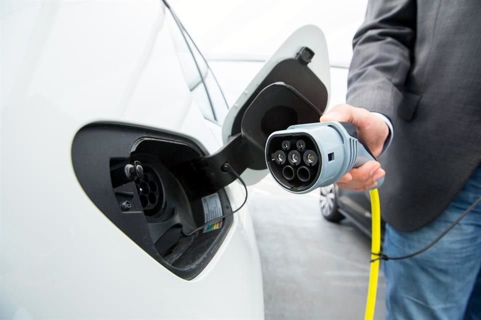 EU contempla hasta 12 mil 500 dólares para los consumidores que prefieran un auto eléctrico.