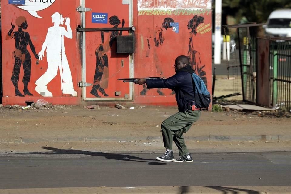 La Policía apunta a personas que participaron en un saqueo en Soweto, Sudáfrica.
