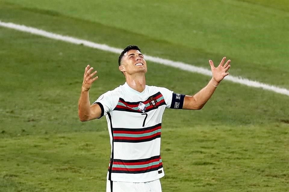 El panel de 16 expertos elegido por al UEFA no incluyó a Cristiano Ronaldo en el equipo ideal de la Euro 2020, pese a que fue el campeón de goleo del torneo.