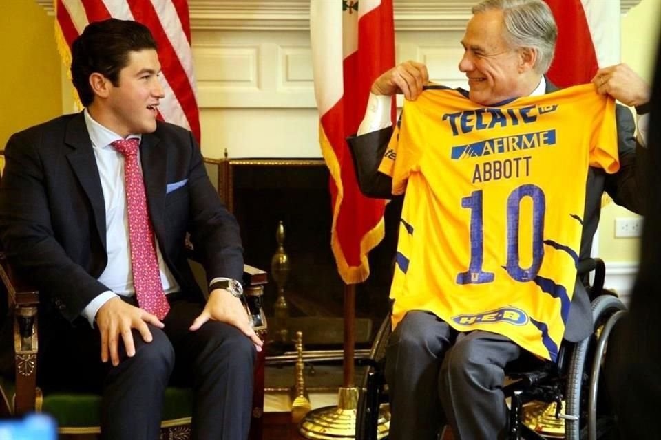 Samuel García se reunió ayer con el Gobernador de Texas, Greg Abbott, quien le regaló al emecista una estrella. A su vez, el emecista le dio al texano dos camisetas de Tigres. 