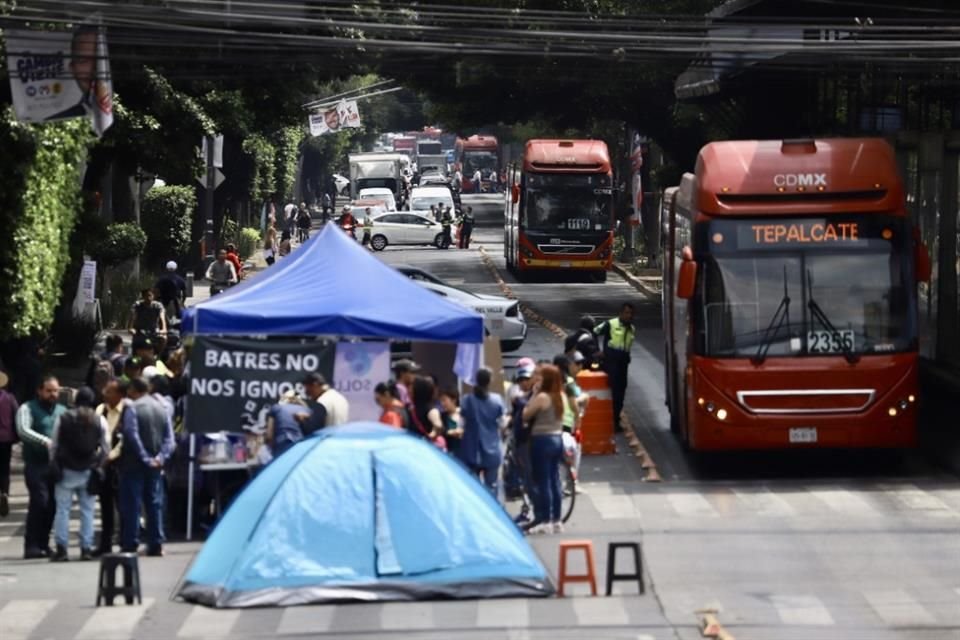 Vecinos afectados por agua contaminada protestaron por tercer día consecutivo.