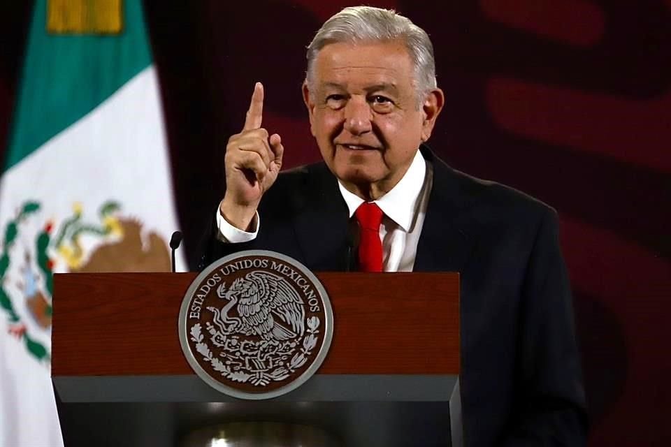 AMLO reconoció que pidió a diputados de Morena impulsar y aprobar reforma legal sobre pensiones y no esperar a la iniciativa constitucional.