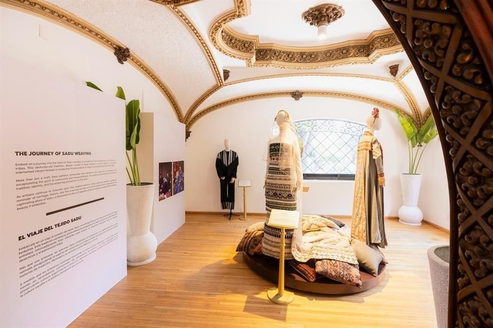 Descubre la fusión de tradiciones textiles entre México y Arabia Saudita en la exposición temporal de moda en Polanco.