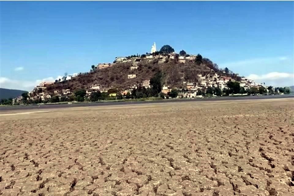 El youtuber conocido en sus canales como El Purepeche subió un video en el que se observó que pudo caminar prácticamente a la Isla de Janitzio.