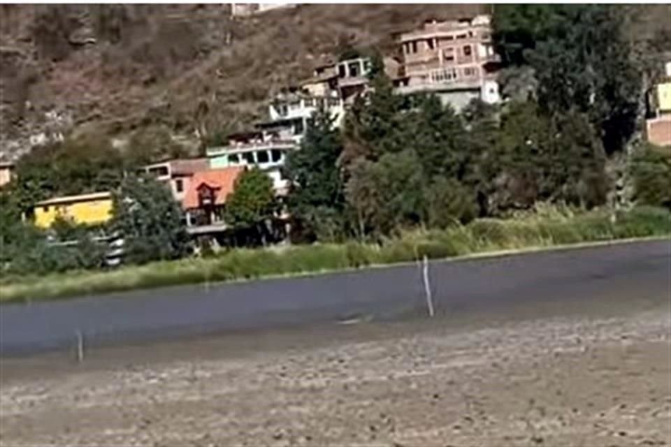 El creador de contenido, llegó caminando hasta una distancia en la que ya eran nítidas las casas de la isla.