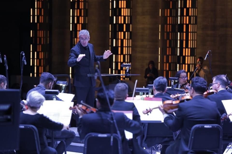 La explanada de la Biblioteca Jorge Villalobos Padilla del ITESO recibió a la Orquesta Filarmónica de Jalisco en un evento benéfico.