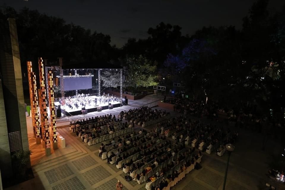 La explanada de la Biblioteca Jorge Villalobos Padilla del ITESO recibió a la Orquesta Filarmónica de Jalisco en un evento benéfico.