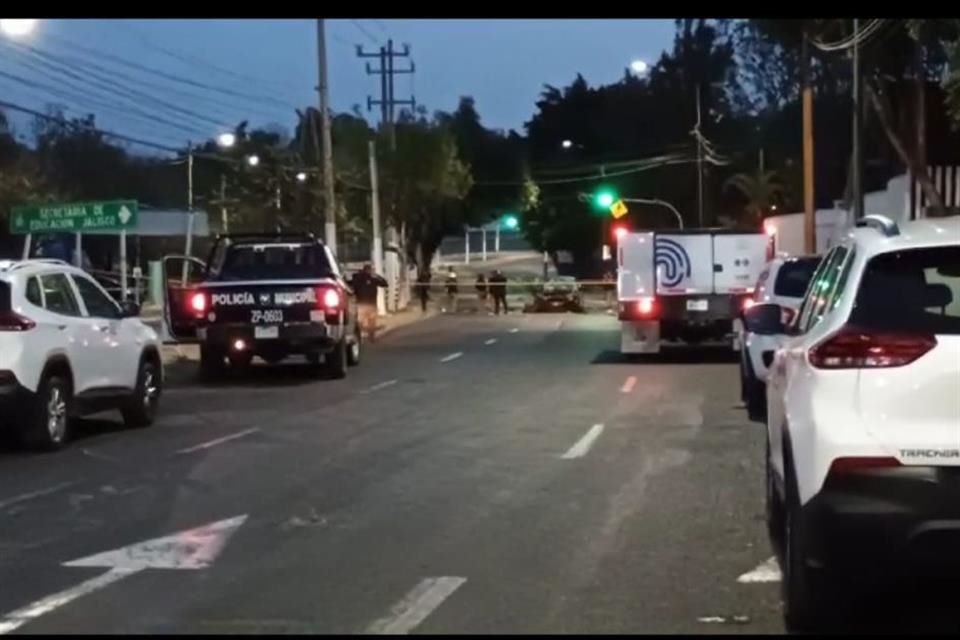 Dos mujeres adolescentes, de 16 y 17 años, que viajaban en un auto, fueron atacadas a balazos desde un vehículo Mercedes Benz, en Zapopan; una murió.