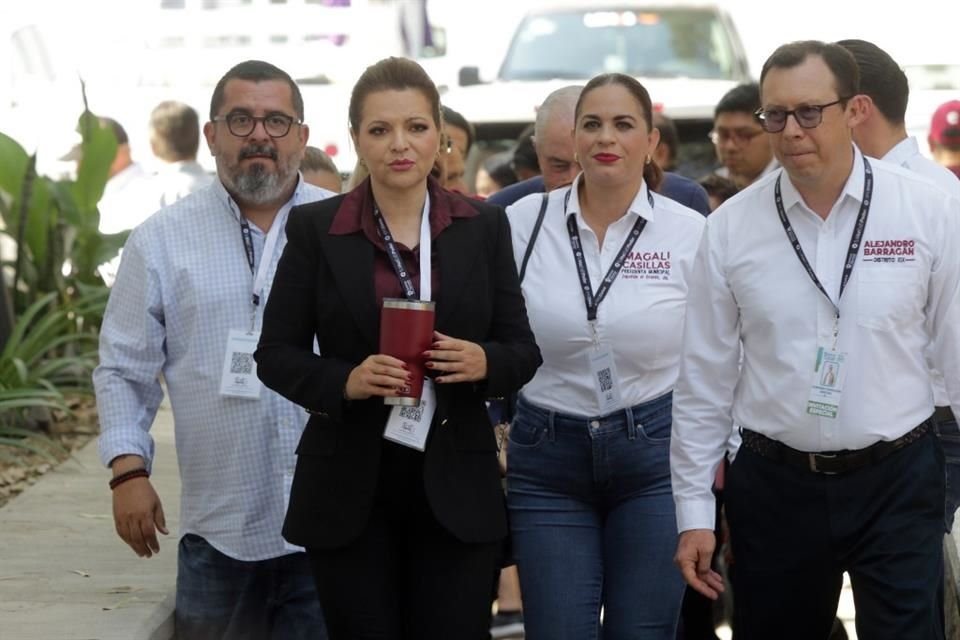Claudia Delgadillo en su llegada a la sede donde se lleva a cabo del segundo debate por la Gubernatura de Jalisco.